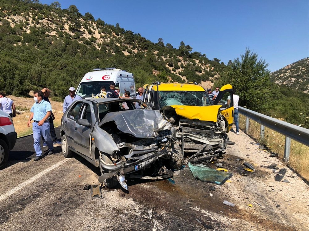 Antalya'da Taksi İle Otomobil Çarpıştı: 9 Yaralı