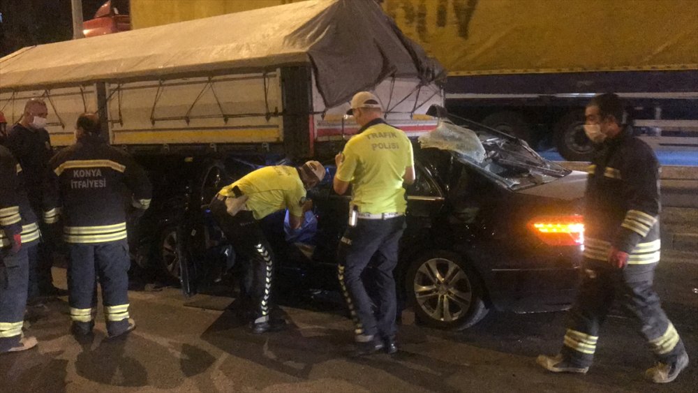 Konya'da Otomobil Tıra Arkadan Çarptı: 2 Yaralı