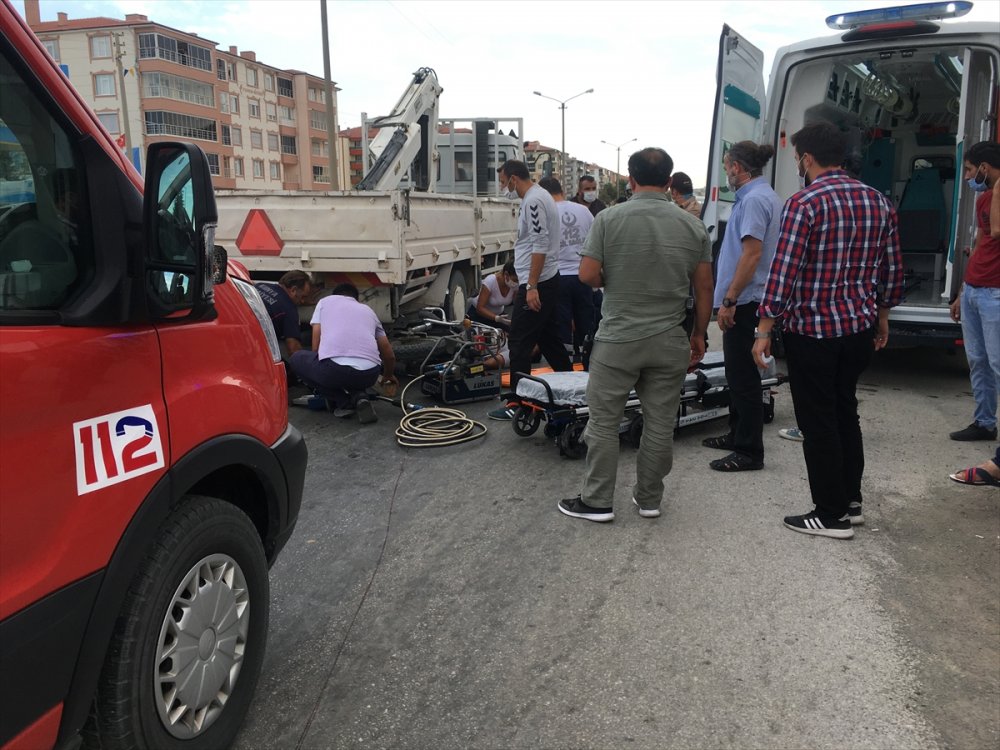 Kulu'da Kamyonete Arkadan Çarpan Motosikletin Sürücüsü Yaralandı