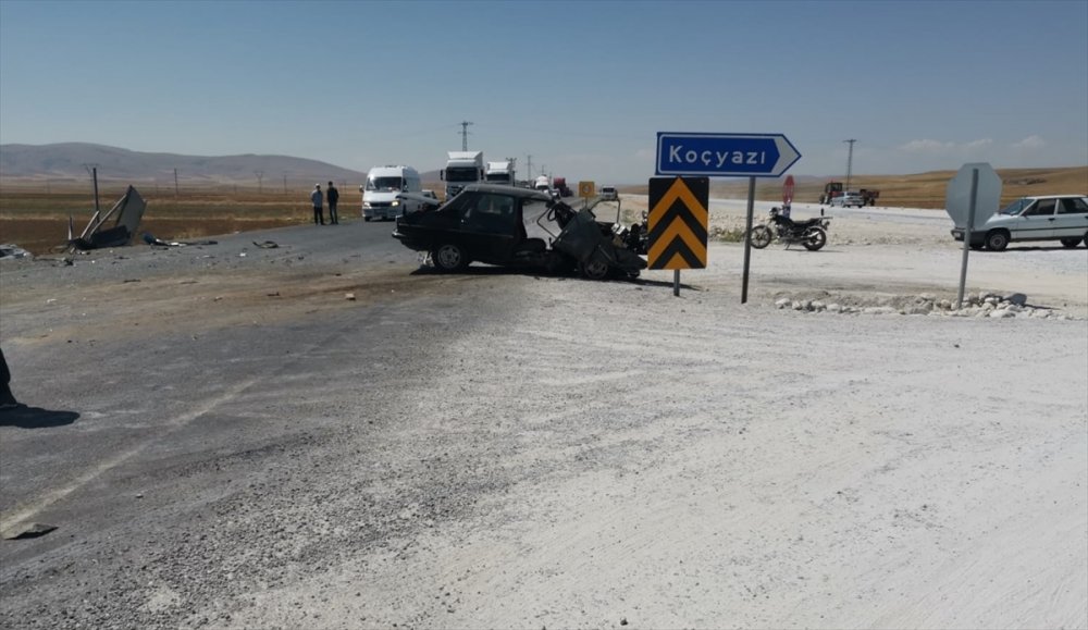 Konya'da İki Otomobil Çarpıştı: 3 Yaralı