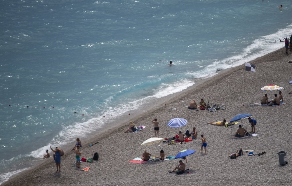 Antalya'da Sıcaktan Bunalanlar Denizde Serinliyor