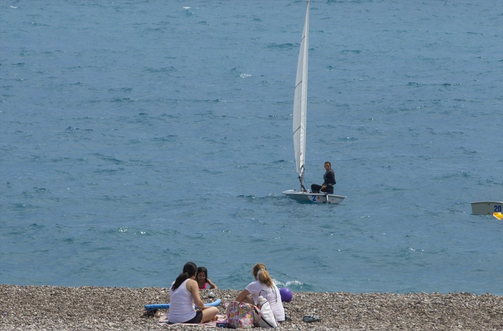 Antalya'da Sıcaktan Bunalanlar Denizde Serinliyor