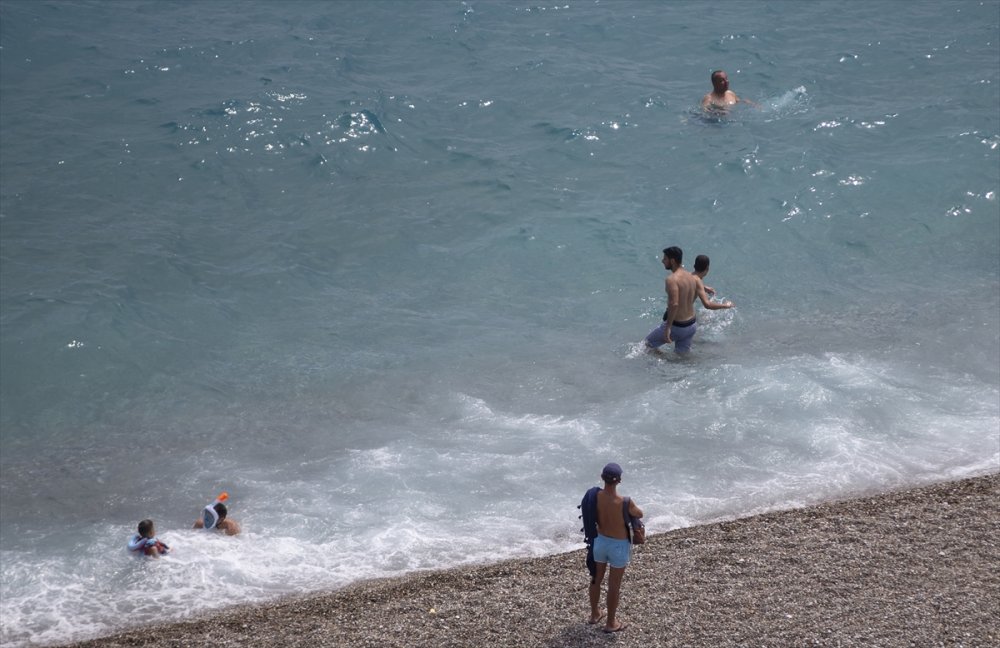 Antalya'da Sıcaktan Bunalanlar Denizde Serinliyor