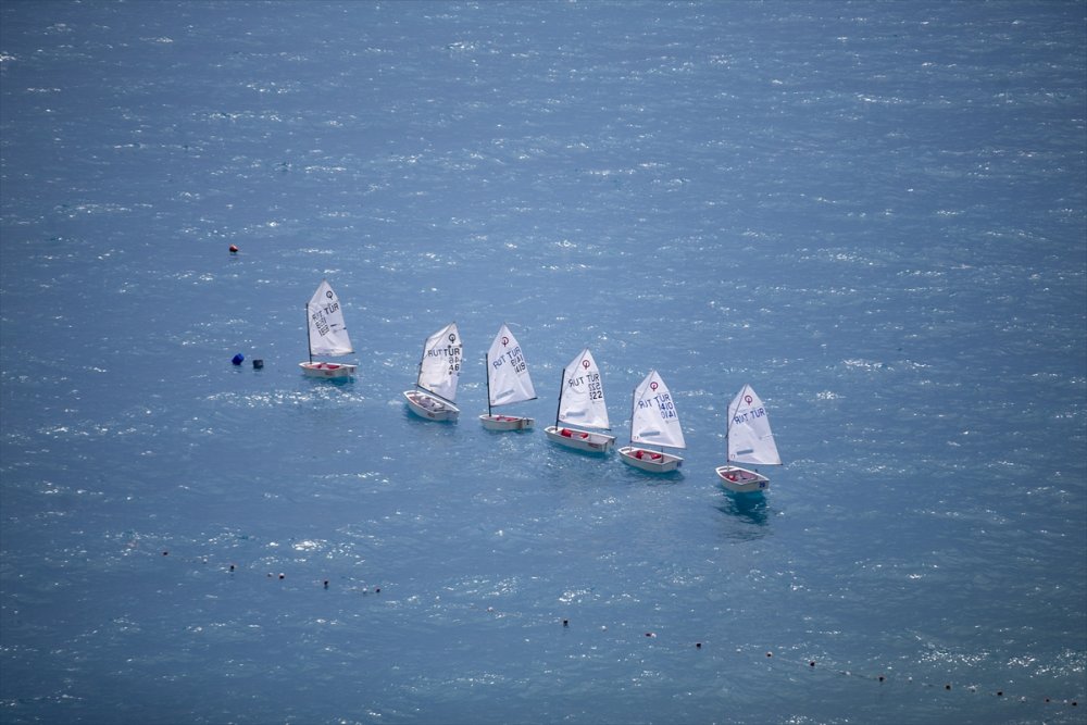 Antalya'da Sıcaktan Bunalanlar Denizde Serinliyor