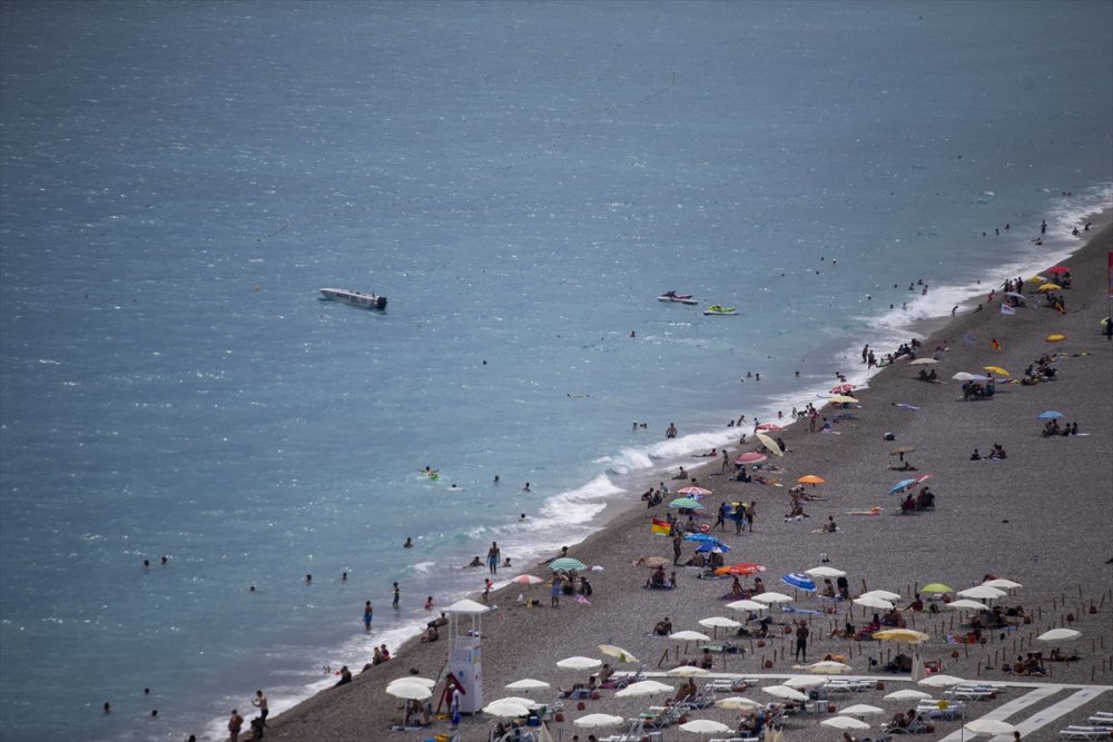 Antalya'da Sıcaktan Bunalanlar Denizde Serinliyor