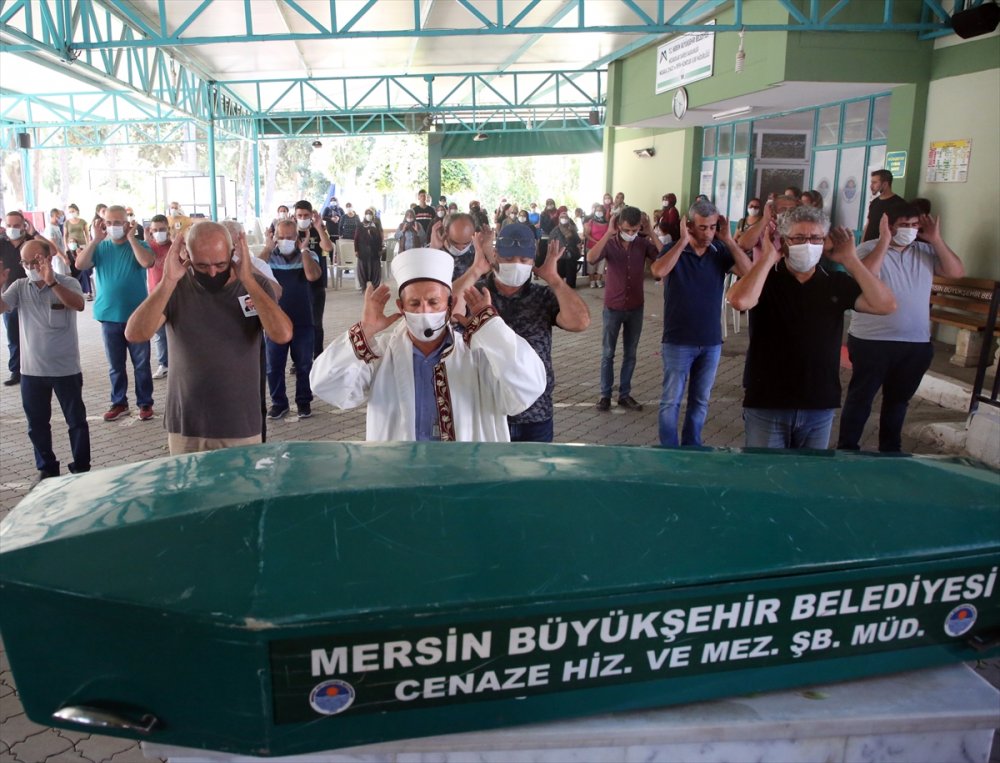 Hatay Vali Yardımcısının Öldürdüğü Kardeşi Ve Annesinin Cenazesi Mersin'de Defnedildi