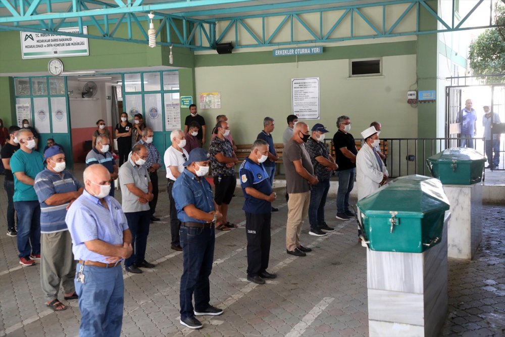 Hatay Vali Yardımcısının Öldürdüğü Kardeşi Ve Annesinin Cenazesi Mersin'de Defnedildi
