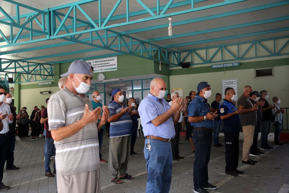 Hatay Vali Yardımcısının Öldürdüğü Kardeşi Ve Annesinin Cenazesi Mersin'de Defnedildi