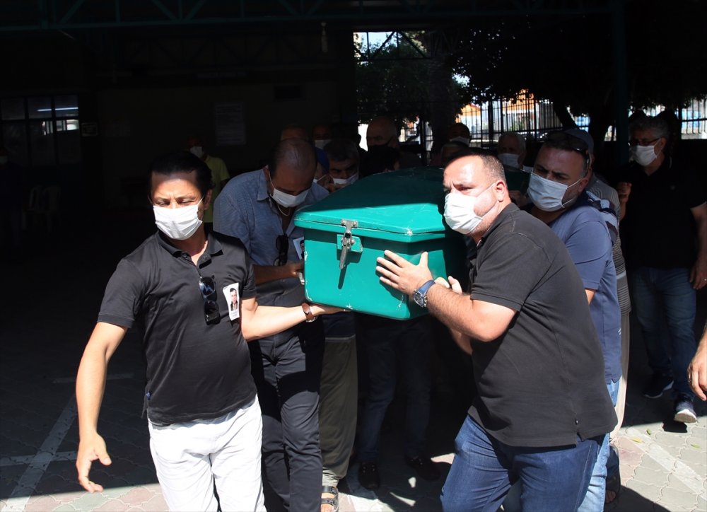 Hatay Vali Yardımcısının Öldürdüğü Kardeşi Ve Annesinin Cenazesi Mersin'de Defnedildi