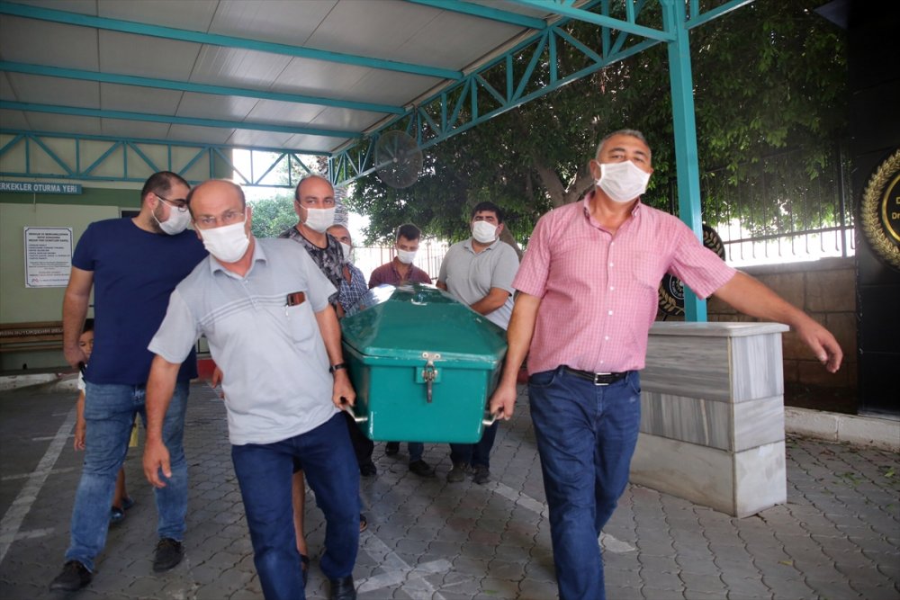 Hatay Vali Yardımcısının Öldürdüğü Kardeşi Ve Annesinin Cenazesi Mersin'de Defnedildi