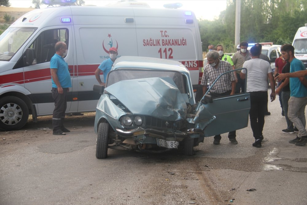 Konya'da Otomobille Hafif Ticari Araç Çarpıştı: 3 Yaralı