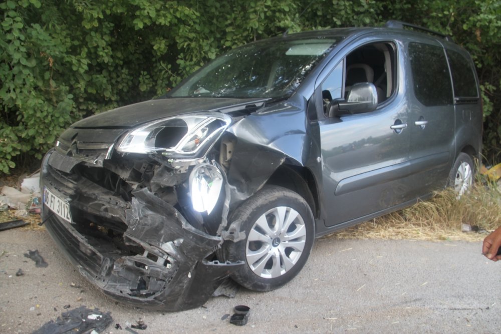 Konya'da Otomobille Hafif Ticari Araç Çarpıştı: 3 Yaralı