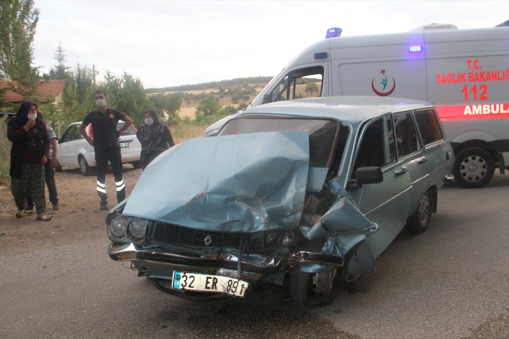 Konya'da Otomobille Hafif Ticari Araç Çarpıştı: 3 Yaralı