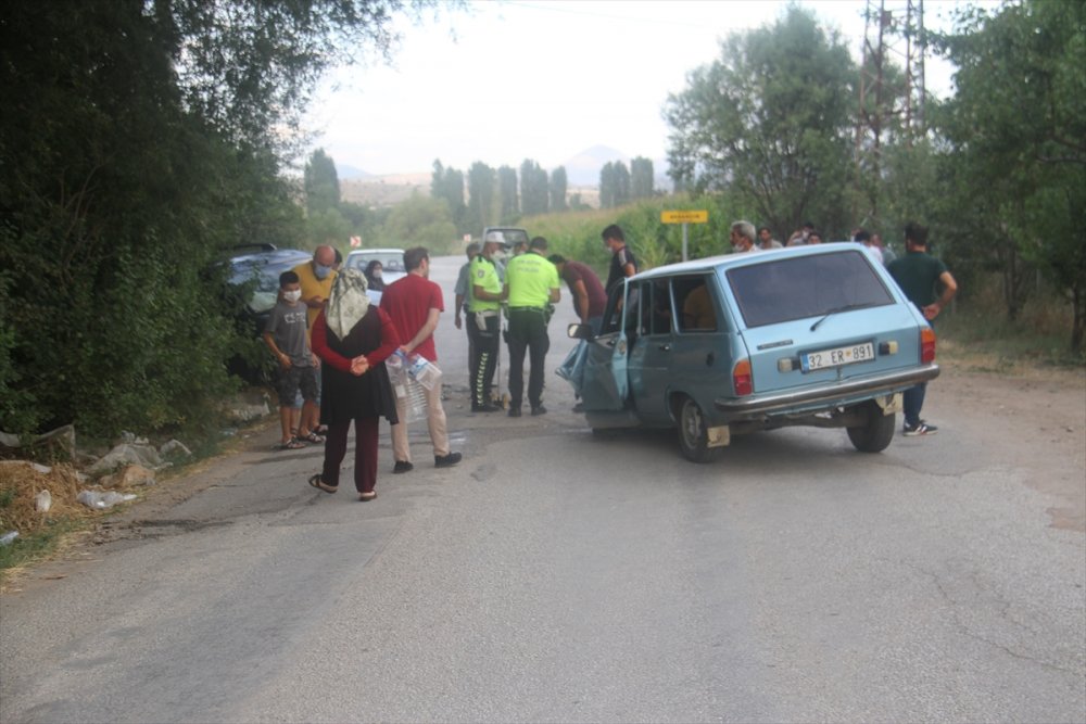 Konya'da Otomobille Hafif Ticari Araç Çarpıştı: 3 Yaralı