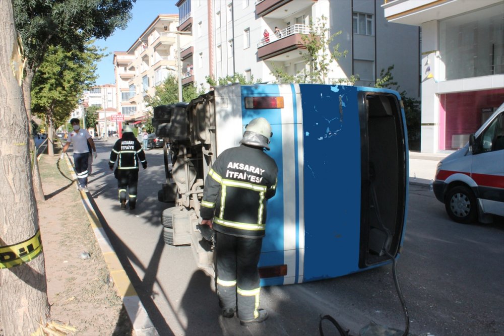 Aksaray'da İşçileri Taşıyan Minibüs İle Otomobil Çarpıştı: 12 Yaralı