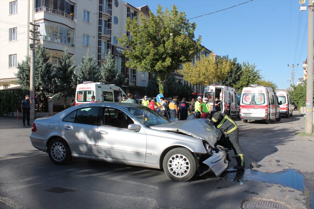 Aksaray'da İşçileri Taşıyan Minibüs İle Otomobil Çarpıştı: 12 Yaralı