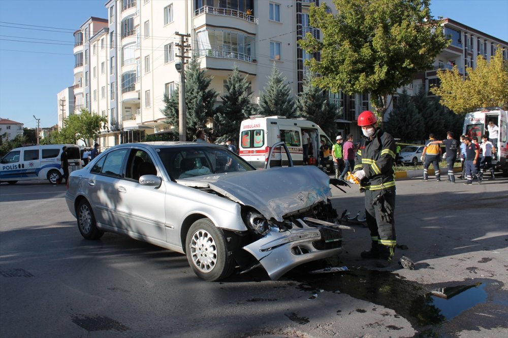 Aksaray'da İşçileri Taşıyan Minibüs İle Otomobil Çarpıştı: 12 Yaralı