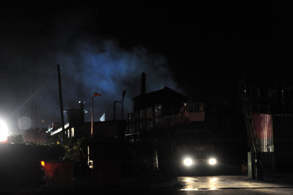 Antalya Osb'de Bir Fabrikada Çıkan Yangın Söndürüldü