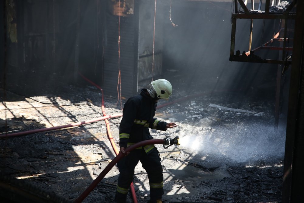 Antalya'da İş Yerinde Çıkan Yangın Hasara Neden Oldu