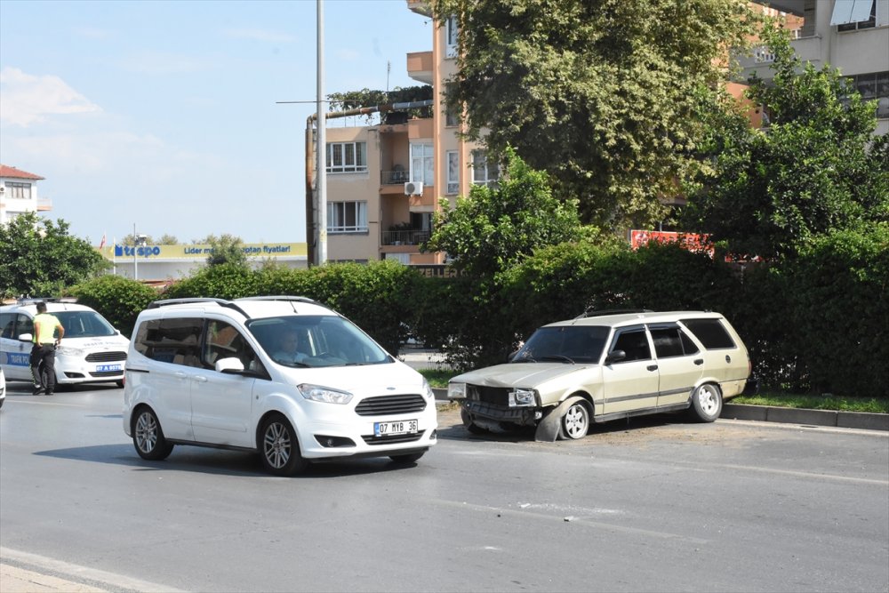 Antalya'da Refüje Çarpan Otomobilin Sürücüsü Yaralandı