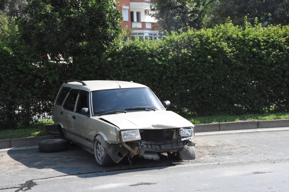 Antalya'da Refüje Çarpan Otomobilin Sürücüsü Yaralandı