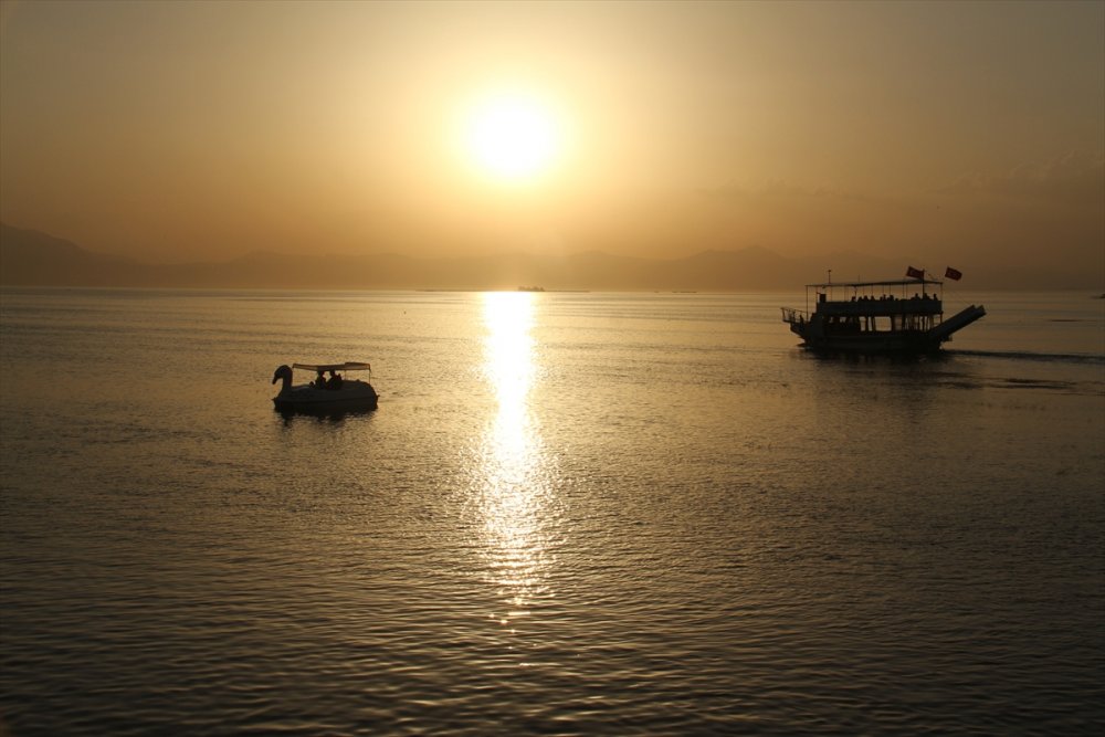 Beyşehir Gölü'nde Günbatımı Turları Yoğun İlgi Görüyor