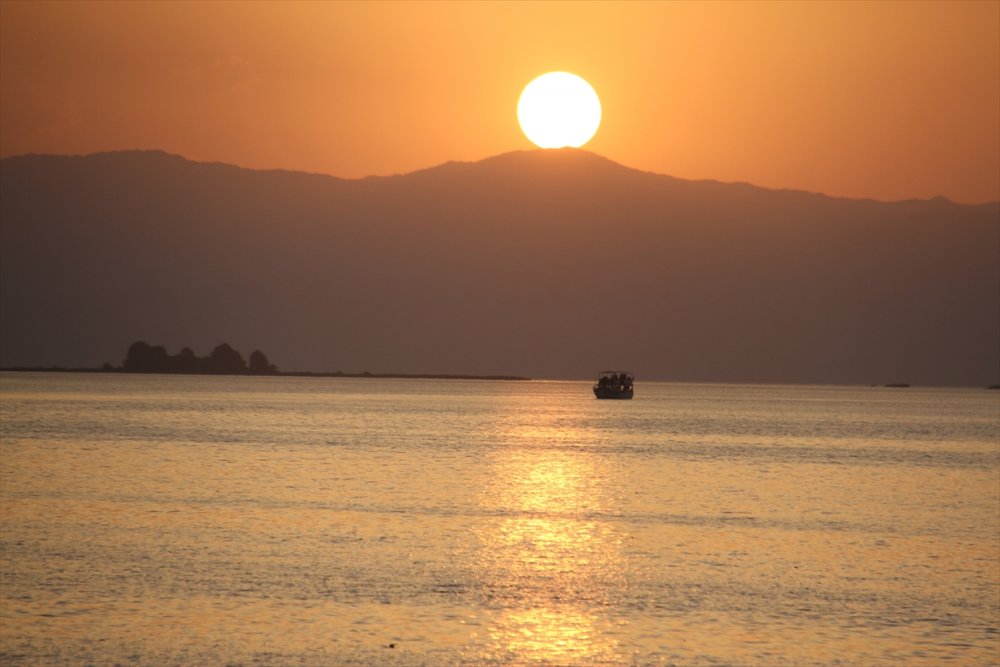Beyşehir Gölü'nde Günbatımı Turları Yoğun İlgi Görüyor