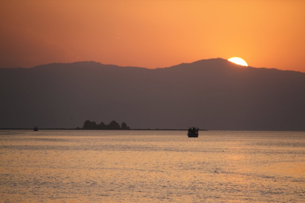 Beyşehir Gölü'nde Günbatımı Turları Yoğun İlgi Görüyor