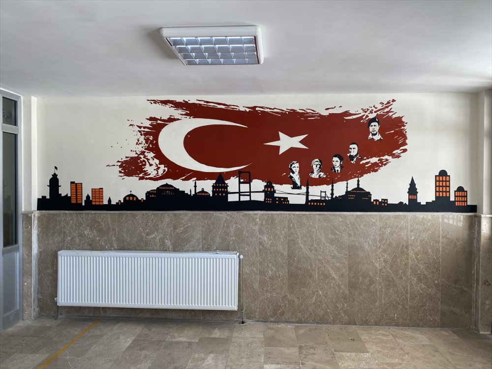 Öğrencilere Sürpriz İçin Okulların Duvarlarını Süslüyor