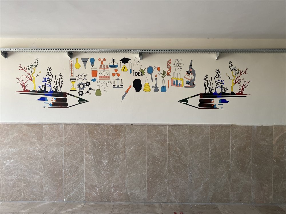 Öğrencilere Sürpriz İçin Okulların Duvarlarını Süslüyor