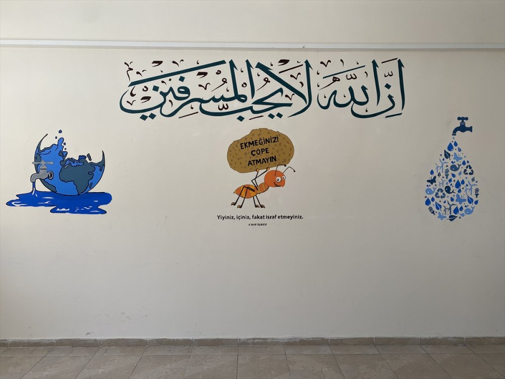 Öğrencilere Sürpriz İçin Okulların Duvarlarını Süslüyor