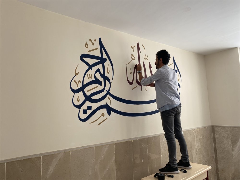 Öğrencilere Sürpriz İçin Okulların Duvarlarını Süslüyor