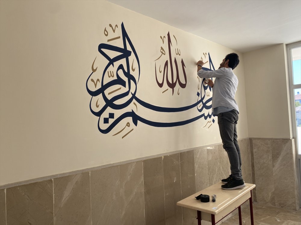 Öğrencilere Sürpriz İçin Okulların Duvarlarını Süslüyor