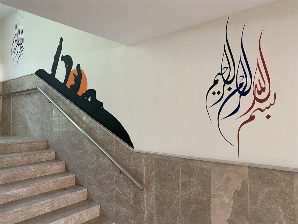 Öğrencilere Sürpriz İçin Okulların Duvarlarını Süslüyor