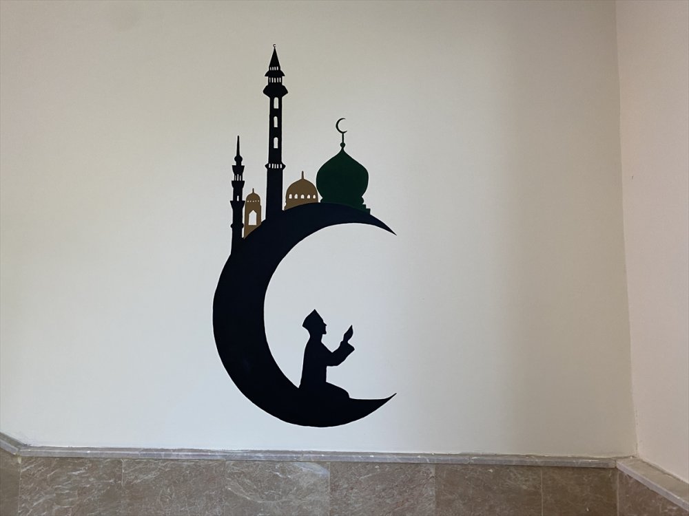 Öğrencilere Sürpriz İçin Okulların Duvarlarını Süslüyor