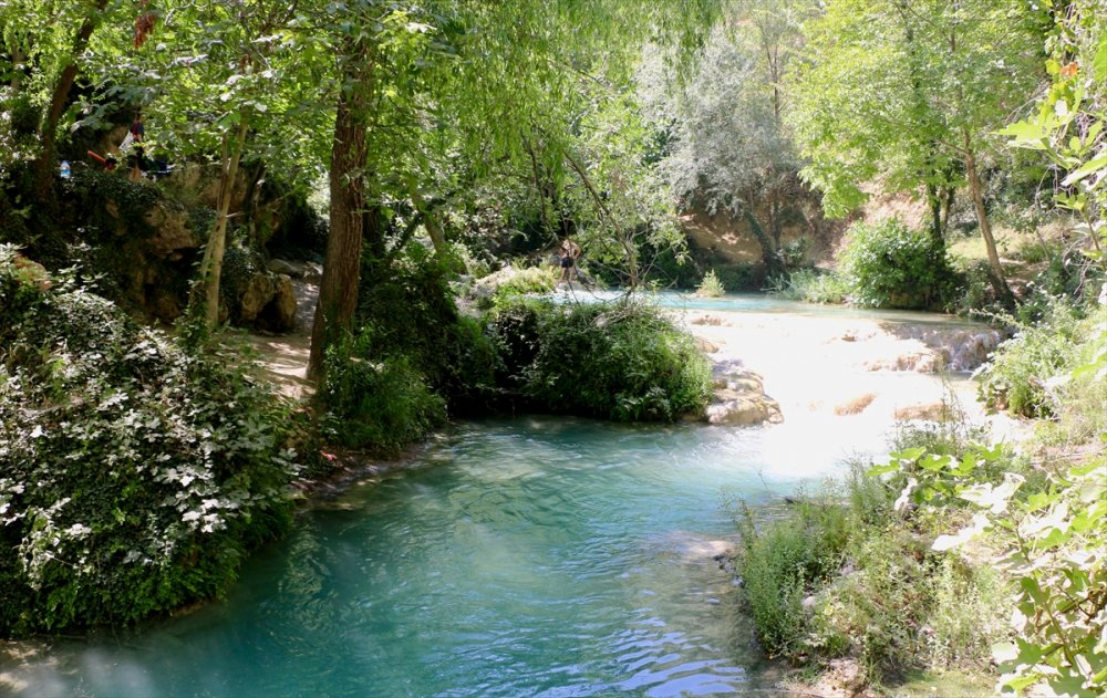 Sündiken Dağları'nın Yamacındaki Gürleyik Çayı Ziyaretçilerini Hayran Bırakıyor