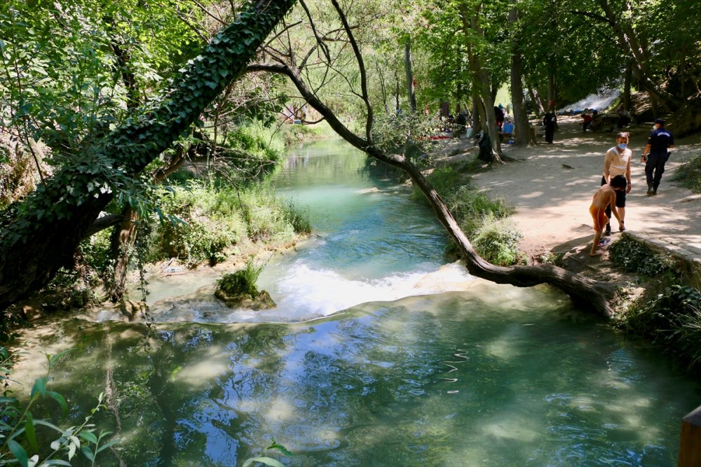 Sündiken Dağları'nın Yamacındaki Gürleyik Çayı Ziyaretçilerini Hayran Bırakıyor