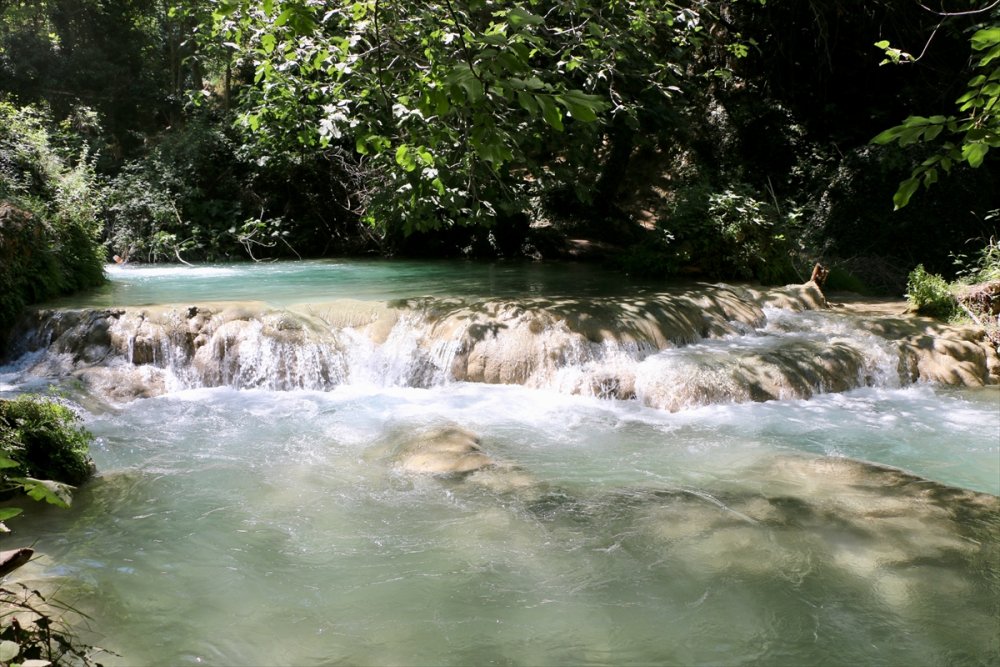 Sündiken Dağları'nın Yamacındaki Gürleyik Çayı Ziyaretçilerini Hayran Bırakıyor