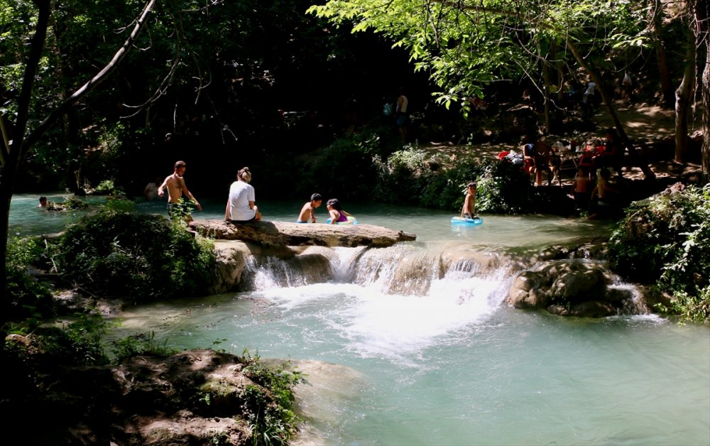 Sündiken Dağları'nın Yamacındaki Gürleyik Çayı Ziyaretçilerini Hayran Bırakıyor