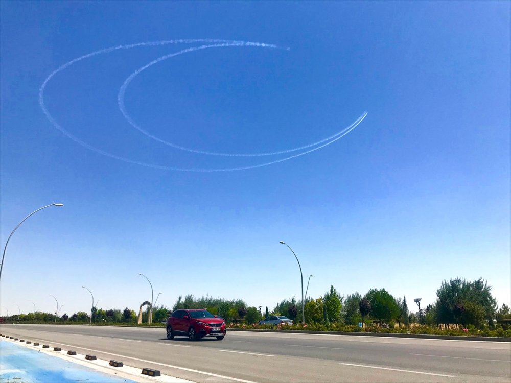 Türk Yıldızları Konya Semalarında Hilal Çizdi