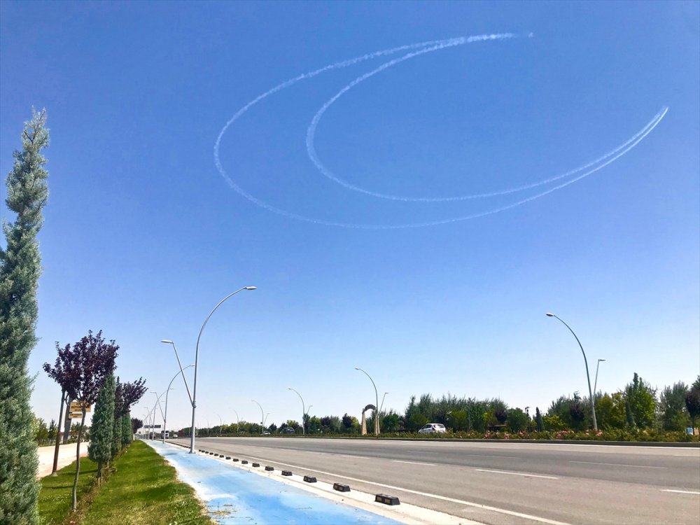 Türk Yıldızları Konya Semalarında Hilal Çizdi