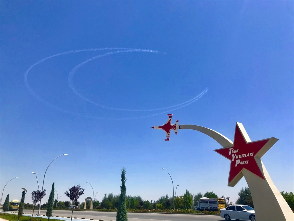 Türk Yıldızları Konya Semalarında Hilal Çizdi