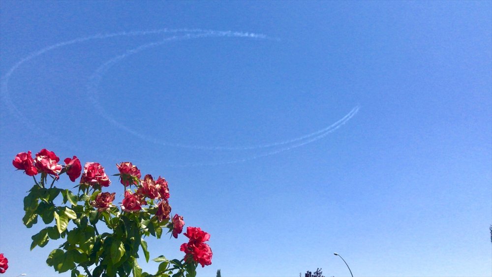 Türk Yıldızları Konya Semalarında Hilal Çizdi