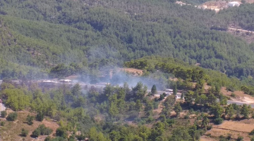 Antalya'da Çıkan Orman Yangını Hava Ve Karadan Müdahaleyle Söndürüldü