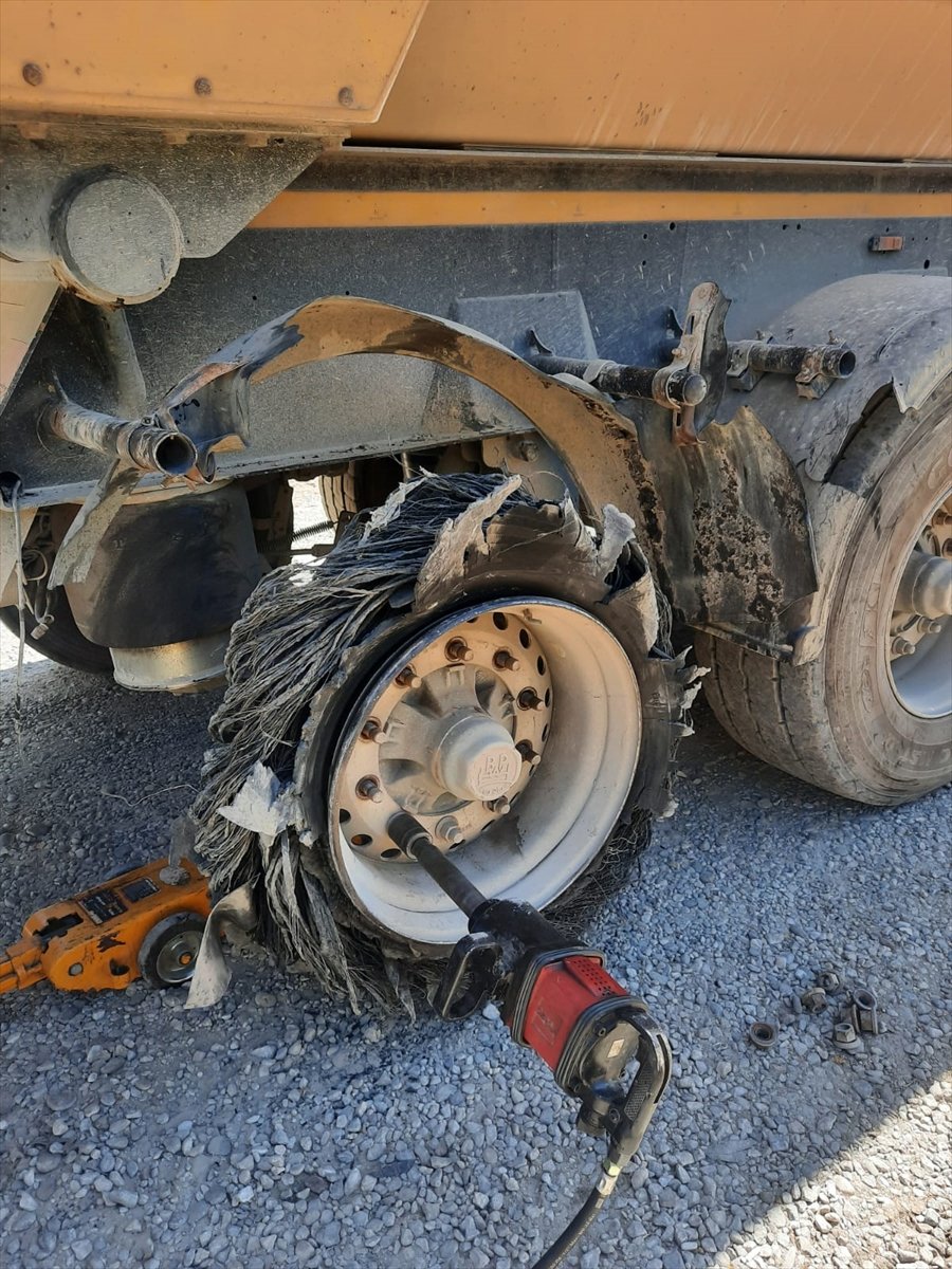 Antalya'da Çıkan Orman Yangını Hava Ve Karadan Müdahaleyle Söndürüldü