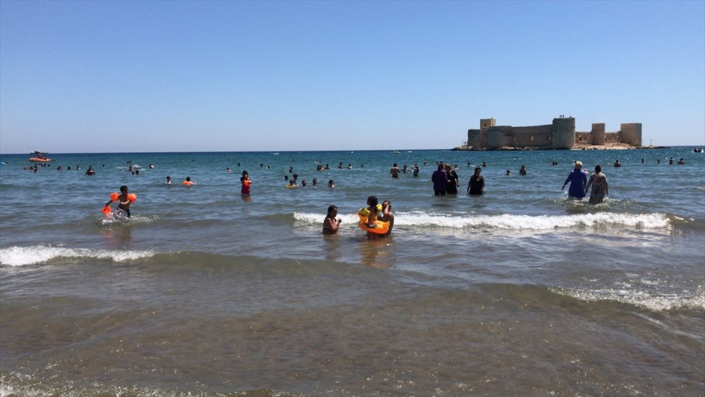 Mersin Sahillerinde Hafta Sonu Yoğunluğu