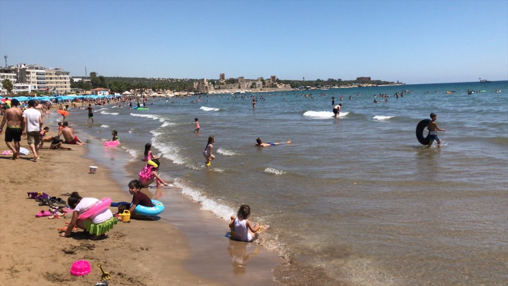 Mersin Sahillerinde Hafta Sonu Yoğunluğu