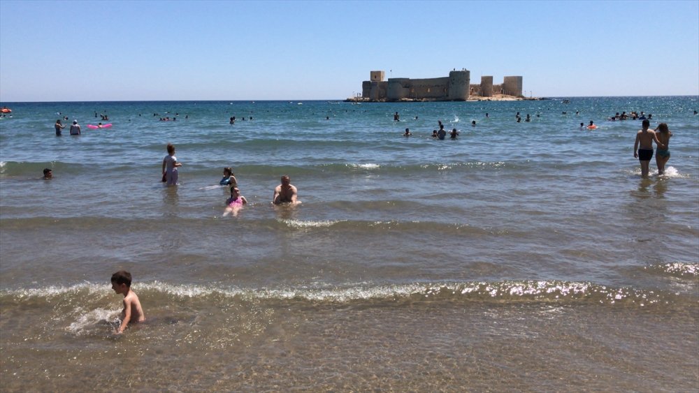 Mersin Sahillerinde Hafta Sonu Yoğunluğu