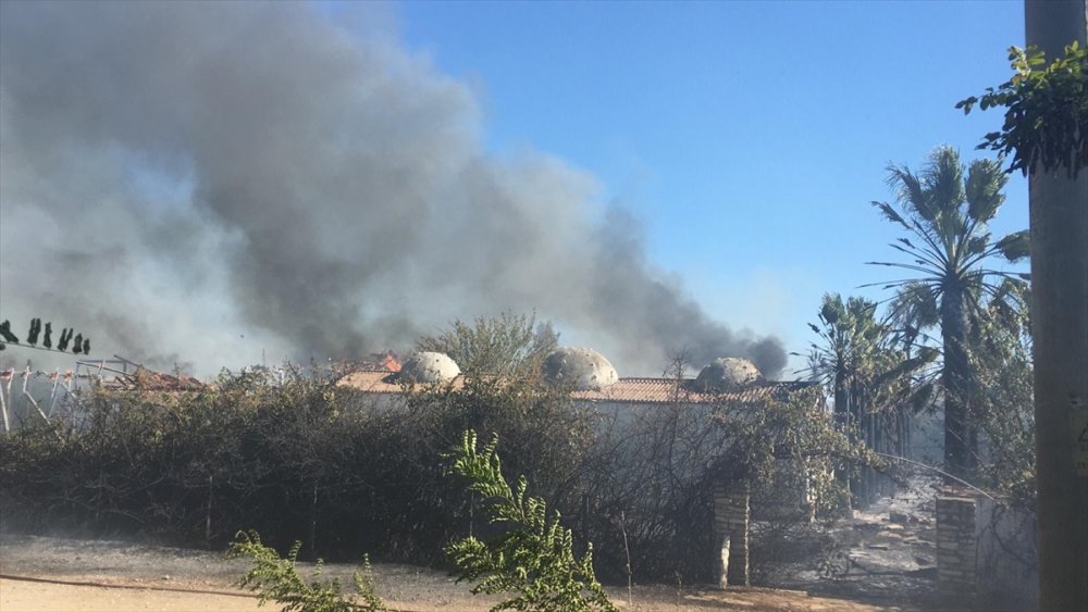 Antalya'da Hamamda Başlayan Yangın Ağaçlık Alana Sıçradı