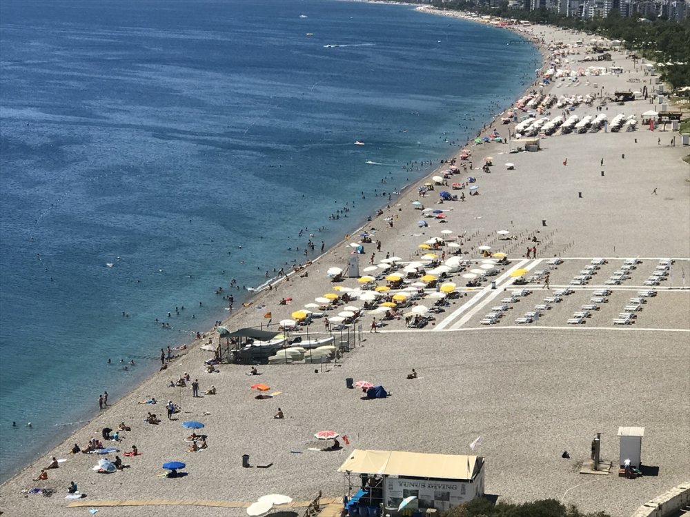 Antalya'da Sıcaktan Bunalanlar Denizde Serinliyor